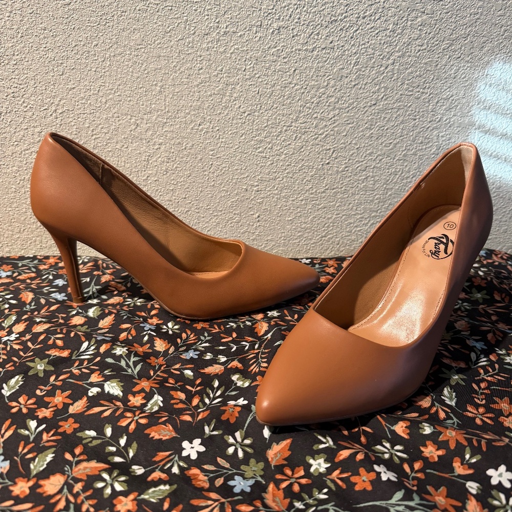 Trary Pump Heels Tan GUC